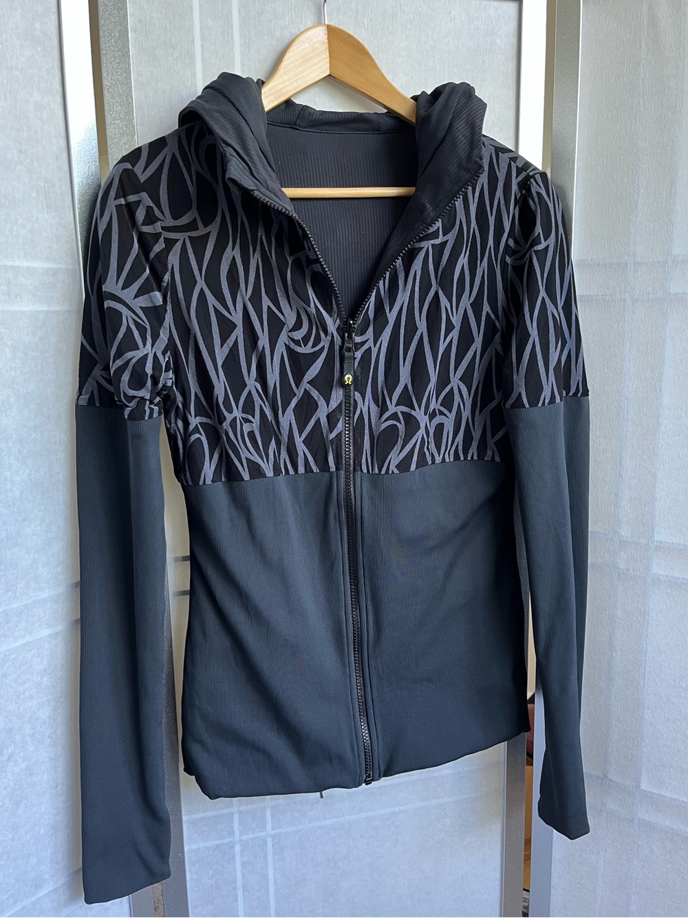 Lululemon Reversible Hooded Jacket Black Print Zip Up Thumbholes Size M